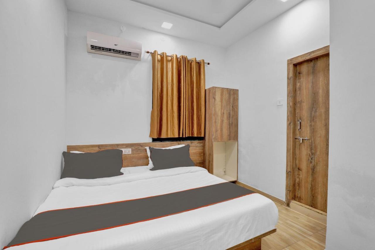 Collection O 83344 Hotel New River Rajkot Buitenkant foto